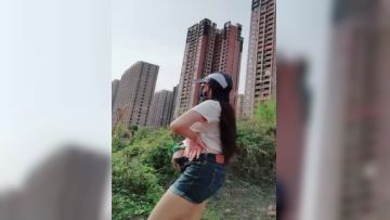 在家憋不住的两个骚逼出来发骚，单元楼下漏出骚奶子诱惑狼友，蹦起了野迪精彩刺激奶子坚挺互相摩擦不要错过