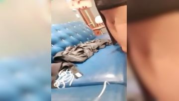 皮肤很好的童颜大奶妹子直播撕破丝袜和粉丝炮友在KTV的莎发上啪啪-1