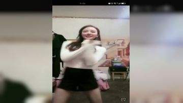 《疯狂抖音》美新娘5 美女喝高了洒酒疯耍的点大当街脱光光摆pose还跟jc动手(13)