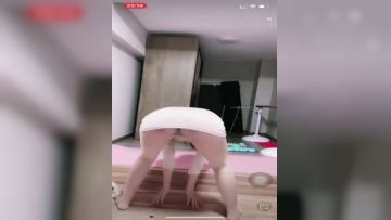 《疯狂抖音》美新娘5 美女喝高了洒酒疯耍的点大当街脱光光摆pose还跟jc动手(20)