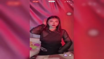 《疯狂抖音》美新娘5 美女喝高了洒酒疯耍的点大当街脱光光摆pose还跟jc动手(2)