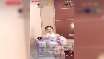 《疯狂抖音》美新娘5 美女喝高了洒酒疯耍的点大当街脱光光摆pose还跟jc动手(6)