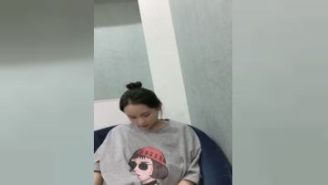 小楠吃不饱：啊啊啊~~哦哦哦受不了~~大奶骚货，极品中极品，跳蛋、摇奶，骚骚的叫床声，顶死了！第06集