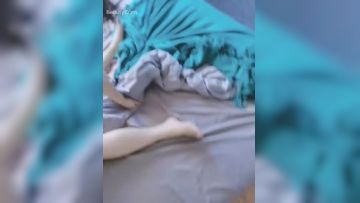 四眼小师妹、人小但够骚，自慰不够爽，叫来两个同学一起3P快乐~~第01集