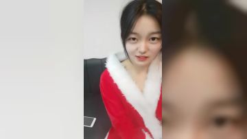 幼稚园小朋友长相清纯新人萌妹圣诞情趣装自慰，脱光跳蛋塞逼特写翘起屁股扭动自摸