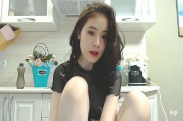 长相甜美极品清纯亚籍嫩妹厨房自慰第三部，全裸椅子上跳蛋塞逼拉扯翘起双腿近距离特写