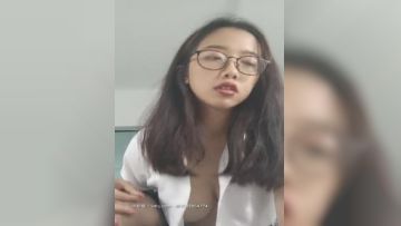 云云小尤物全程露脸小骚牌，黑丝齐逼小短裙诱惑，带个眼镜真骚揉内骚奶子撅着屁股自慰骚逼给狼友看精彩刺激