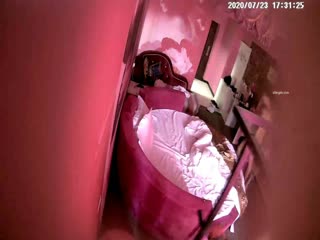 2男1女不知三人什么关系主题情趣酒店开房3P丰满大奶妹服务相当到位还给毒龙放到架子上肏的嗷嗷叫听对白不像是找的小姐