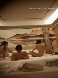 中年大叔酒店约操两个少妇激情双飞，一个肉感大屁股，一个高个大长腿，扶着肥臀后入撞击，在换高个骑坐猛操