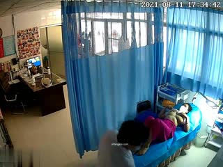 《破解摄像头》老中医给哺乳期孕妇按摩乳房催乳汁，不仅可以天天正大光明的看别人老婆的奶子,还可以摸