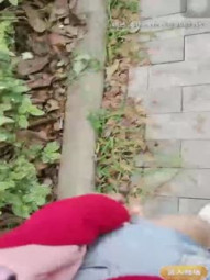 极品户外一姐，户外女神真空大黑牛勾搭路人 街边人前喷射裤子全湿跳蛋给陌生人玩[