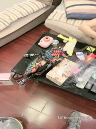 白嫩女友人称『小周冬雨』沙发上玩手机 欲火焚身推倒在沙发 无套抽插猛操 反被内射榨干精 (2)