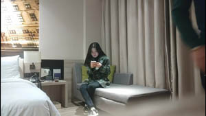 看着文静的美女收完钱立马变骚 直接肥臀骑坐上下摆动02