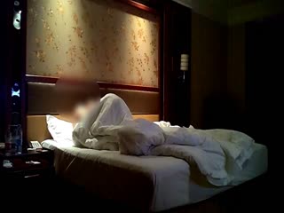 排骨小青年人瘦屌大又硬出租房玩操身材修长马尾辫年轻小女友边干边手机拍体位玩的多插的猛射完还用手玩弄阴唇