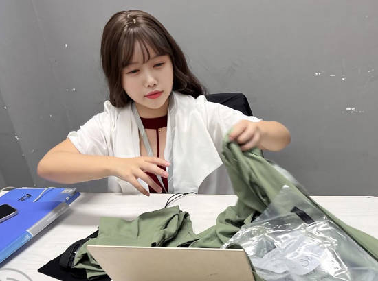 海角社区.把舅妈按在地上当狗操