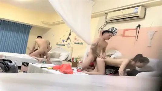 99年嫩妹美甲师互换配偶 两男三女5P混战淫趴高潮迭起