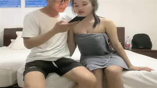 金三角猎艳实录！19岁青涩探花妹初尝禁果，嫩穴开发全记录